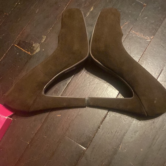 MyDeliciousShoes.com. Simmer-H Cocoa Lami suede heels - Picture 4 of 10